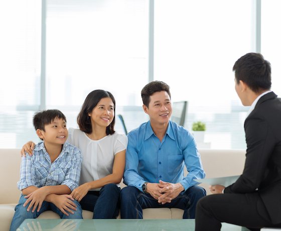 A family meeting with a friendly health advisor